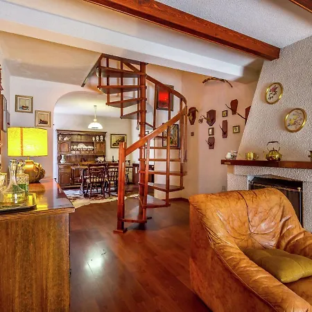 Quaint In With Terrace Prázdninový dům Pula